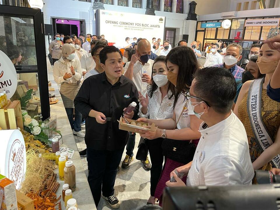 State-Owned Enterprises Minister Erick Thohir stops by the Jejamu by Mustika Ratu booth at Pos Bloc opening ceremony on October 11, 2021. (Photo Courtesy of MRAT)