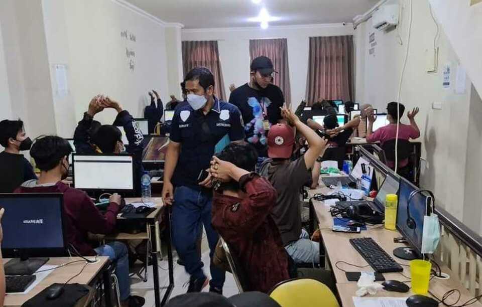 Officers from the Central Jakarta Metro Police raid an illegal online loan syndication office in Cengkareng, West Jakarta, on Wednesday, Oct 13, 2021. (Antara Photo/Photo courtesy of the Jakarta Metro Police) 