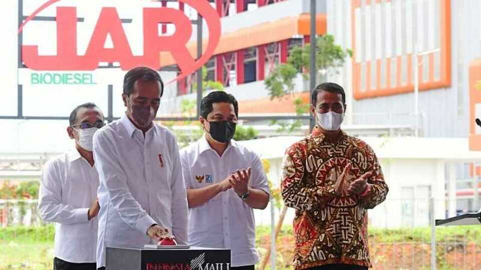 President Joko "Jokowi" Widodo inaugurates a biodiesel factory owned by Jhonlin Agro Raya in Tanah Bambu, South Kalimantan, on Thursday. (Photo courtesy of Presidential Secretariat)