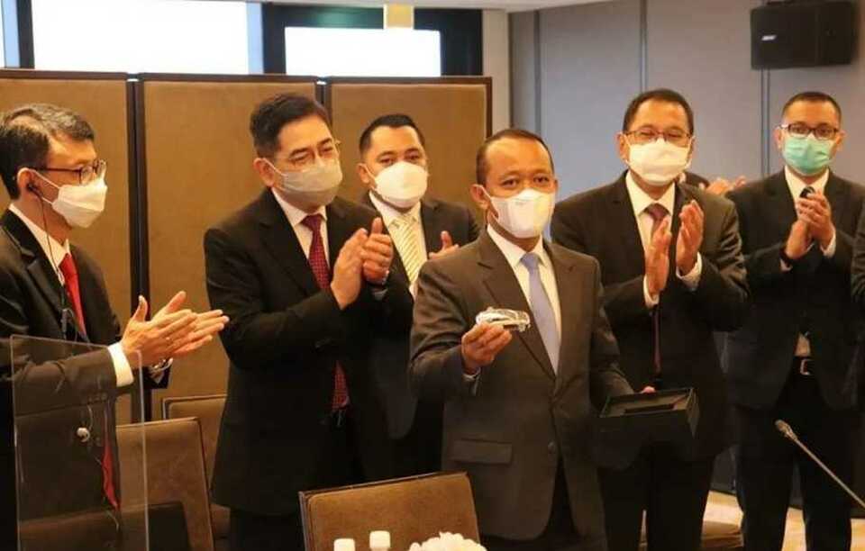 Investment Minister and Head of the Investment Coordinating Board (BKPM) Bahlil Lahadalia, third from right, shows a souvenir after a meeting with Hon Hai Precision Industry's and Gogoro'e top executives in Taipei, Taiwan on Oct 22, 2021. (Photo courtesy of BKPM)