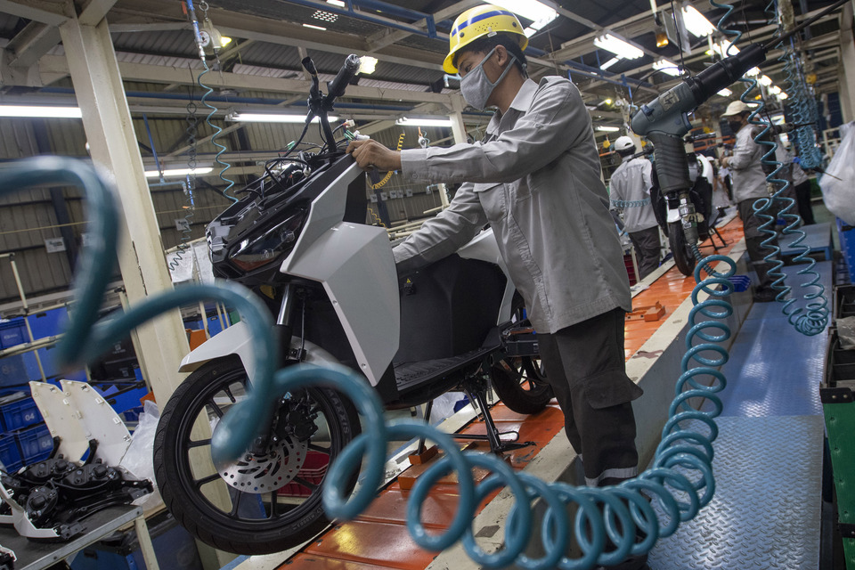 Workers assemble Gesits electric motorcycles at the Wika Industri Manufaktur (Wima) factory, Cileungsi, Bogor Regency, West Java, on Oct 27, 2021. (Antara Photo/Aditya Pradana Putra)