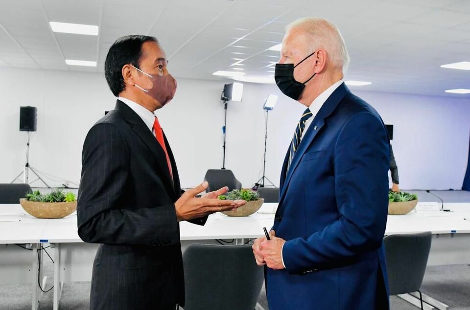 President Joko Widodo, left, chats with US President Joe Biden during the UN Climate Change Conference in Glasgow, Nov. 1, 2021. (Photo courtesy of the Presidential Press Bureau) 
