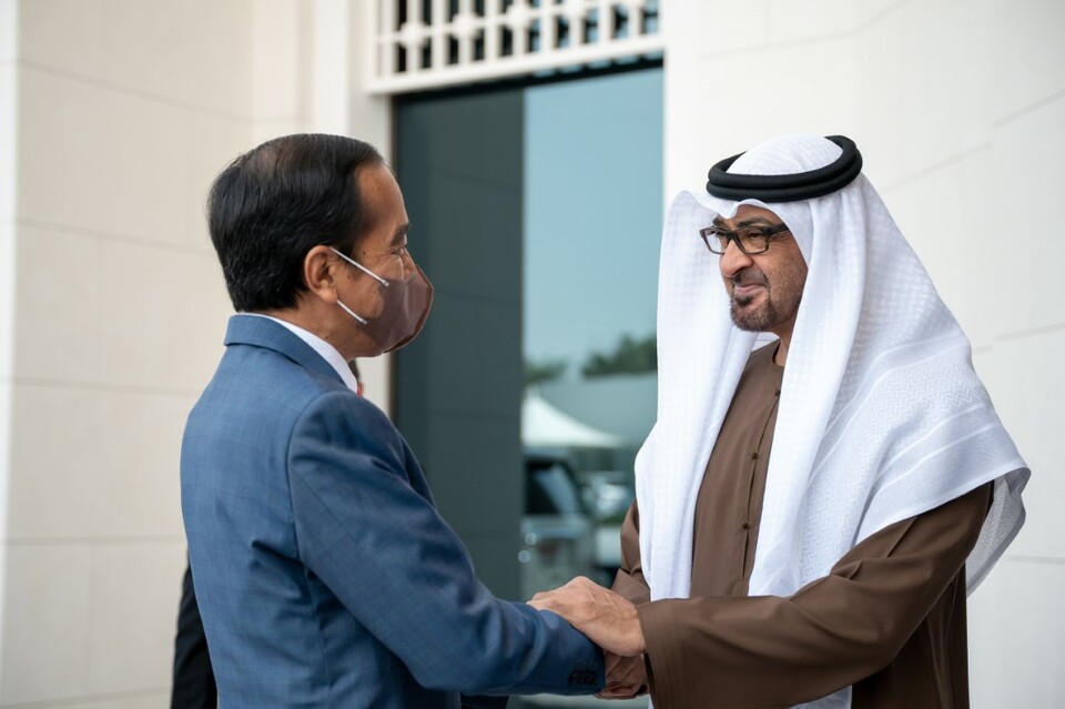 Sheikh Mohamed bin Zayed Al Nahyan, Crown Prince of Abu Dhabi, right, receives President Joko Widodo at Al Shati Palace, November 3, 2021. (Rashed Al Mansoori/UAE Ministry of Presidential Affairs)