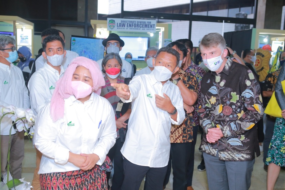 British Ambassador to Indonesia Owen Jenkins visits the Indonesia Pavilion at the Environment and Forestry Ministry in Jakarta on November 4, 2021. (Photo Courtesy of the British Embassy in Jakarta)