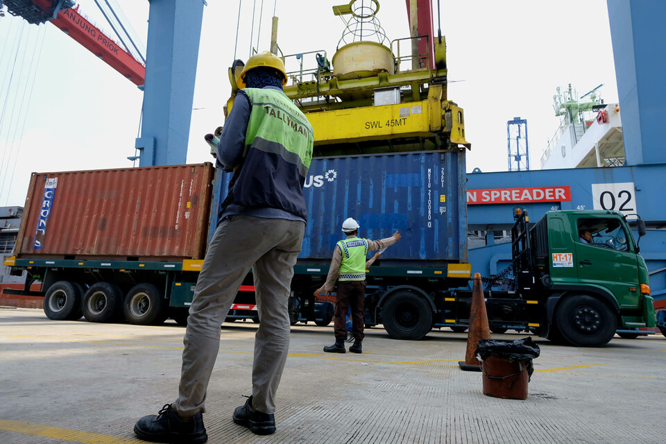 Container loading and unloading at the Tanjung Priok Port in North Jakarta on November 11, 2021. (B1 Photo/Joanito De Saojoao)

