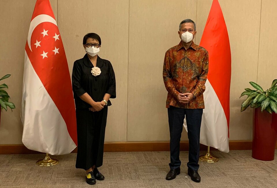 Foreign Minister Retno Marsudi, left, poses for a photo with her Singaporean counterpart Vivian Balakrishnan in Singapore, November 16, 2021. (Photo courtesy of the Foreign Affairs Ministry)