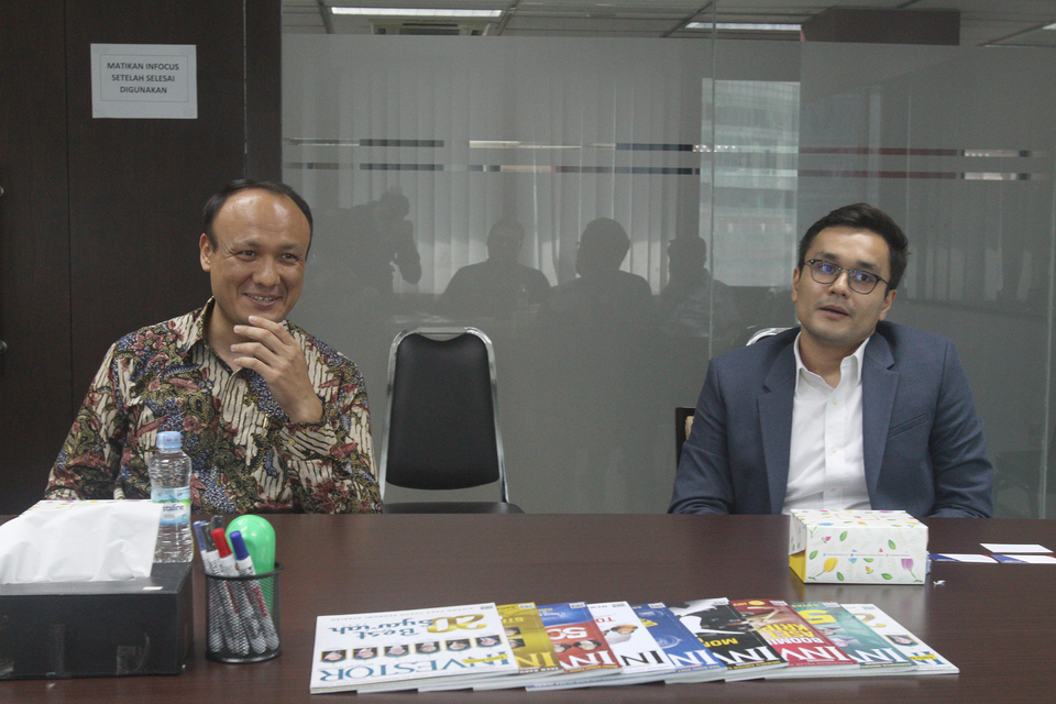 Uzbek Embassy's Second Secretary Muzaffar Abduazimov, left, and Trade Counselor Sherzod  Ismailov speak during a visit at Beritasatu newsroom in Jakarta, November 16, 2021. (Beritasatu Photo/Emral Firdiansyah)