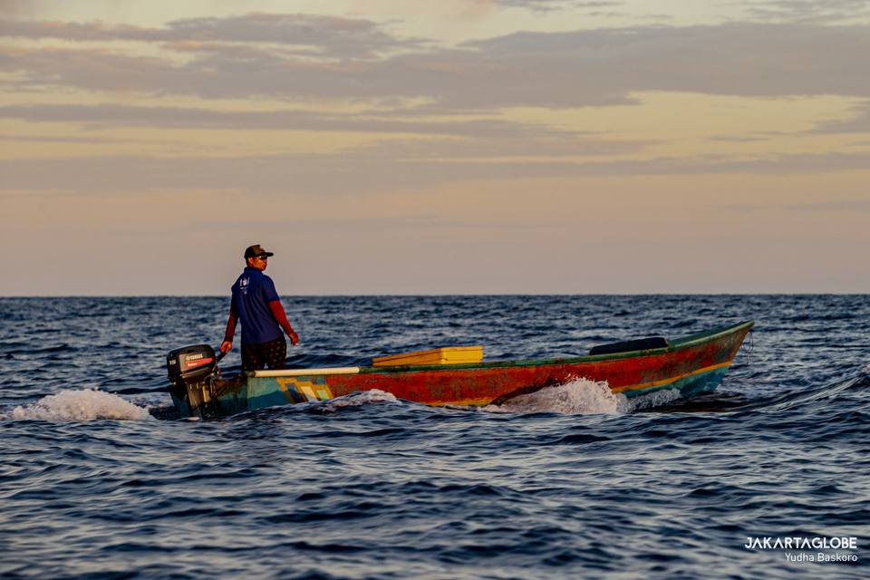A fisherman goes fishing at Seram Sea, Maluku Province on October 30, 2021. (JG Photo/Yudha Baskoro)