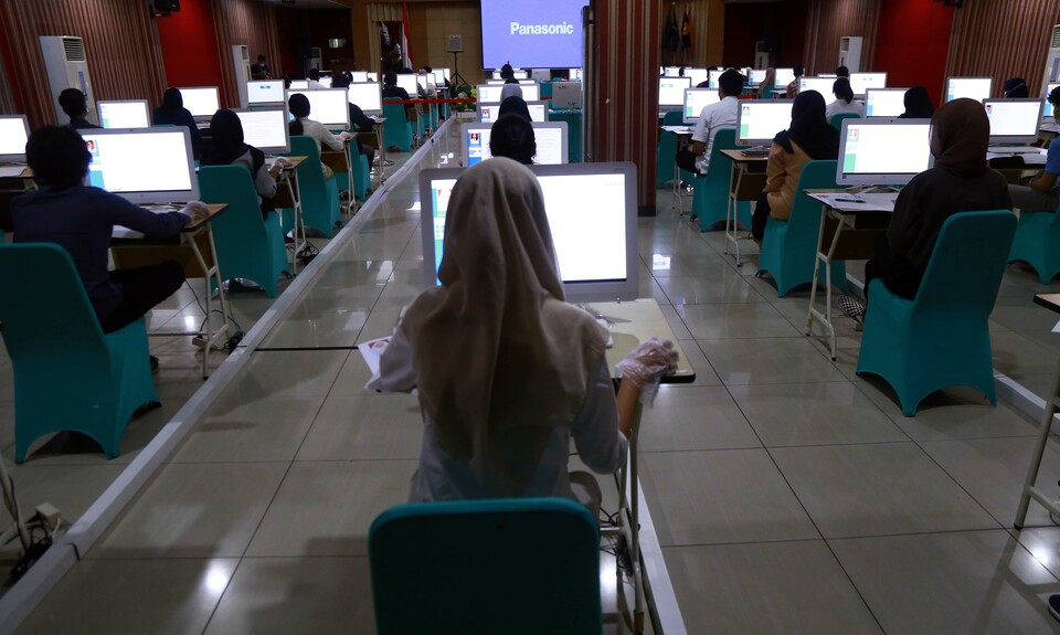Students take a computer-based state university entrance exam in Jakarta on April 12, 2021. (BeritaSatu Photo/Mohammad Defrizal)