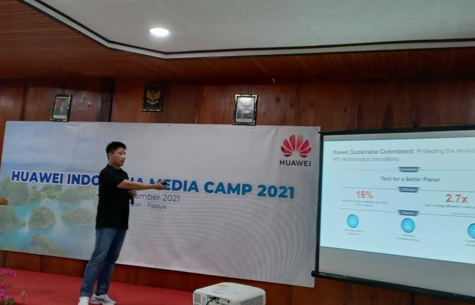 Huawei Indonesia CEO Jacky Chen briefs journalists at Raja Ampat maritime resort in West Papua, November 24, 2021. (JG Photo)