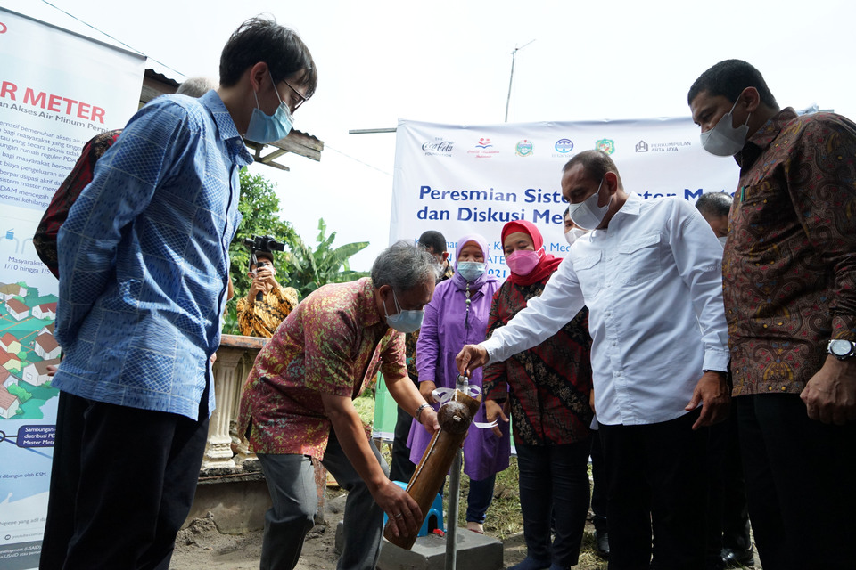 (left to right) Urban Environment Officer USAID Indonesia Hung Vo, Coca-Cola Foundation Indonesia chief executive Triyono Prijosoesilo, Master Meter beneficiary representative Yustina Rangkuti, Deputy Chief of Party,USAID IUWASH Plus Alifah Sri Lestari, North Sumatra Governor Edy Rahmayadi, PDAM Tirtanadi director Kabir Bedi launch the master meter system in Medan, North Sumatra on December 2, 2021. (Photo Courtesy of Coca-Cola Foundation Indonesia)