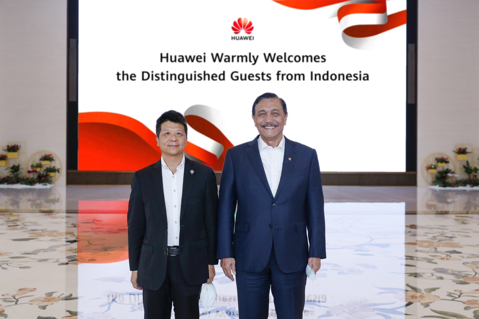 Coordinating Minister for Maritime and Investment Affairs Luhut Binsar Pandjaitan, right, meets Huawei’s Rotating Chairman Guo Ping in Shenzhen on Tuesday, Dec 7, 2021. (Photo courtesy of Huawei)