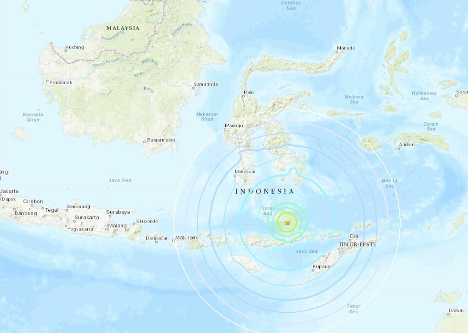 The map provided by the United States Geological Survey (USGS) shows the epicentrum of a 7.6-magnitude earthquake near Maumere, East Nusa Tenggara on Monday, Dec 14, 2021. (JG Screenshot)