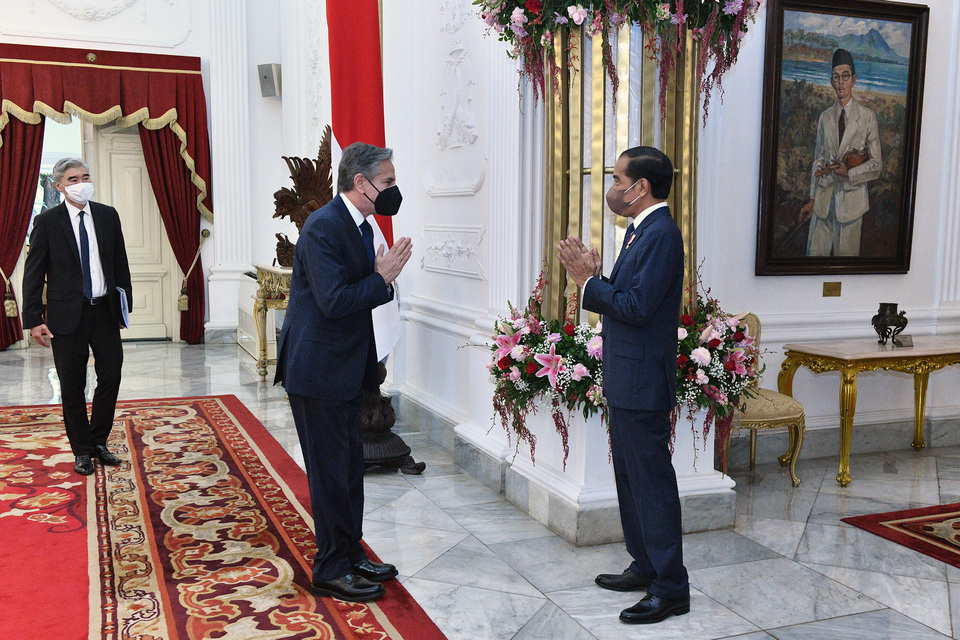 President Joko Widodo, right, receives US Secretary of State Antony Blinken, center, and US Ambassador Sung Y. Kim at the State Palace, Jakarta, Dec. 13, 2021. (Handout photo: Agus Suparto, Presidential Press Bureau, via Antara)
