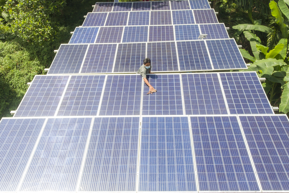 A man cleans the solar panels at the Tanjung Raja Solar Power Plant for Irrigation built using corporate social responsibility (CSR) fund from state-controlled coal miner Bukit Asam in Muara Enim, South Sumatra, on Nov 18, 2021. (Antara Photo/Nova Wahyudi)





