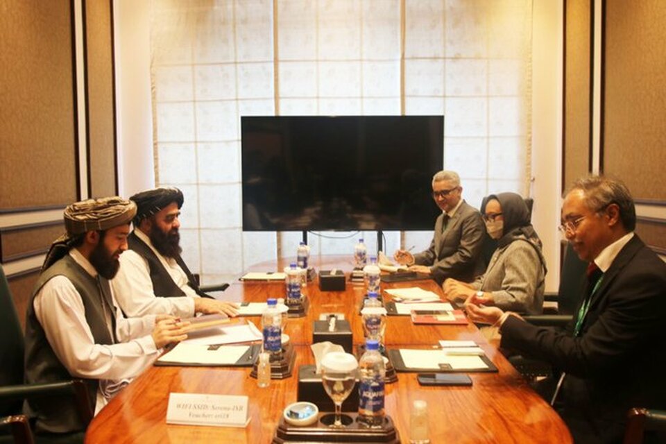 Foreign Minister Retno Marsudi, second right, meets with representatives of the Taliban in Islamabad on December 18, 2021. (Photo courtesy of the Foreign Affairs Ministry)