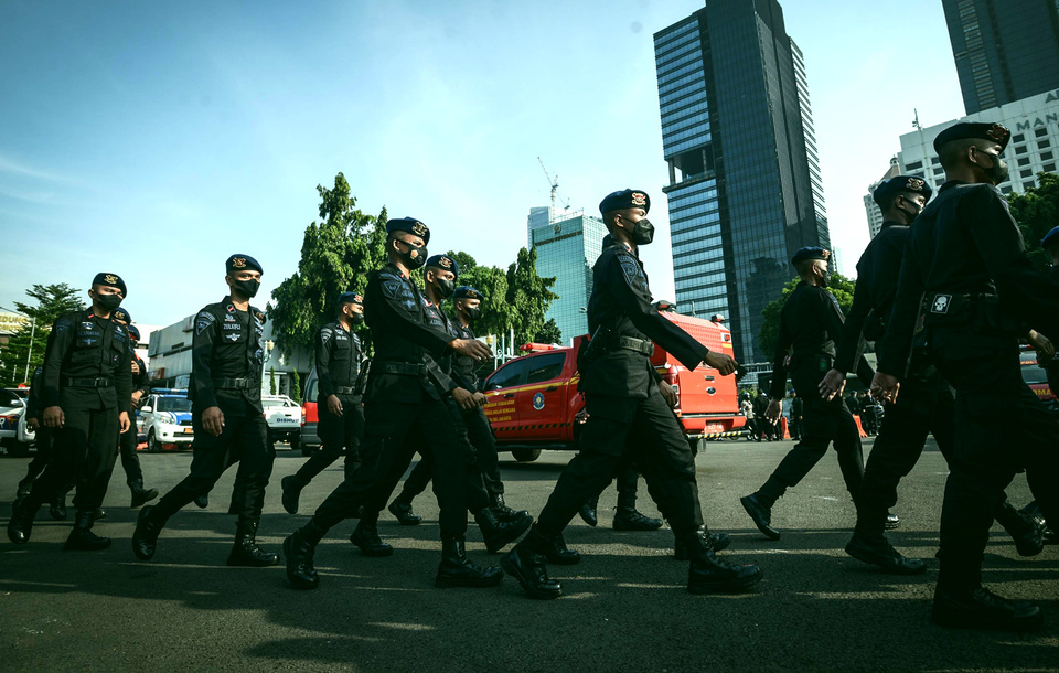 Security forces consisting of police and military personnels in an Operasi Lilin (Candlelight Operation) muster in 
at the Greater Jakarta Metropolitan Regional Police on December 23, 2021. (BeritaSatu Photo/Joanito De Saojoao)
