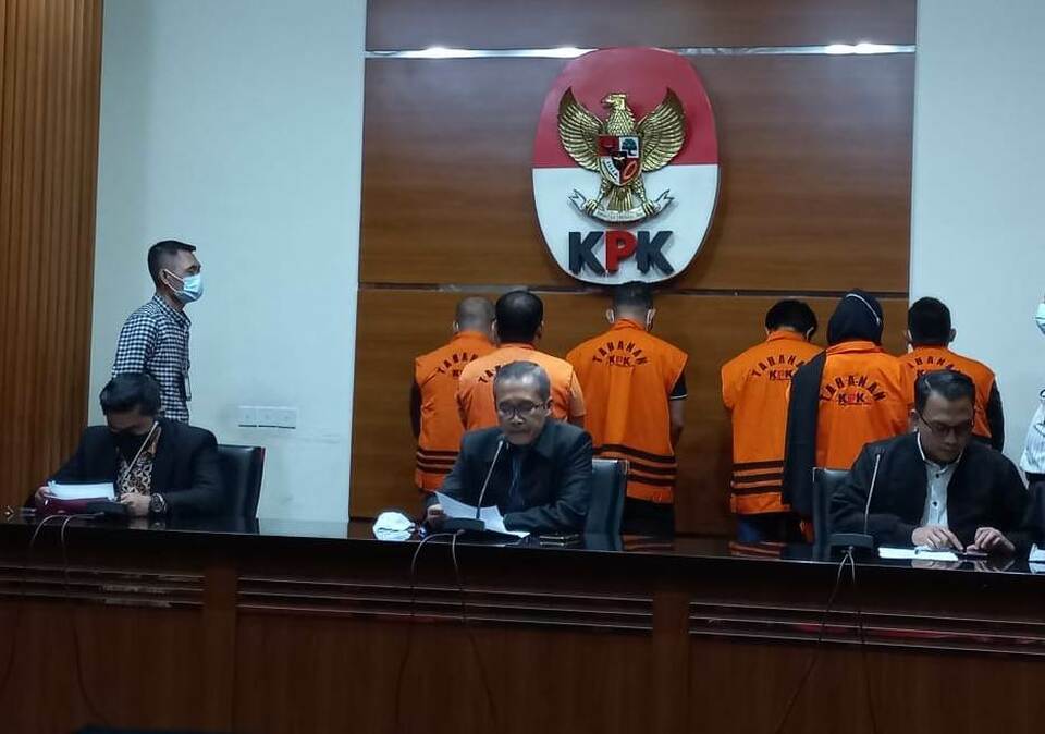 Six corruption suspects including North Penajam Paser District Head Abdul Gafur are presented at the Corruption Eradication Commission (KPK) building in Jakarta on January 13, 2022. (Beritasatu Photo/Muhammad Aulia)