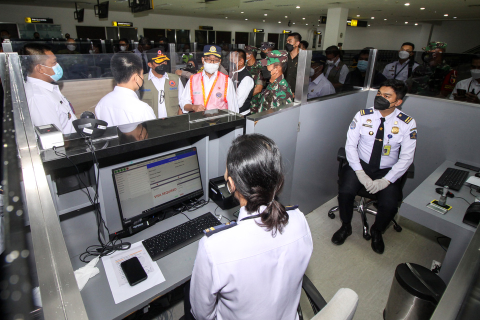 Transportation Minister Budi Karya Sumadi, third left, inspects an immigration check point at the international terminal of Juanda Airport in Surabaya, East Java, December 31, 2021. (Antara Photo/Umarul Faruq)