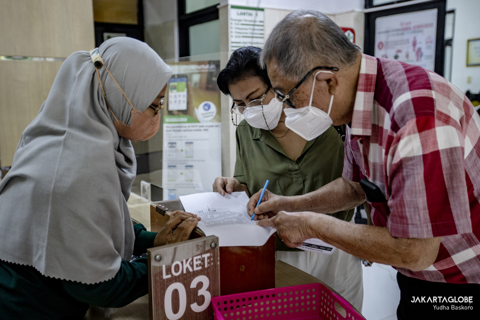An elderly man registers for a booster dose of the Covid-19 vaccine at Cilandak Health Center in South Jakarta on January 14, 2022. (JG Photo/Yudha Baskoro)