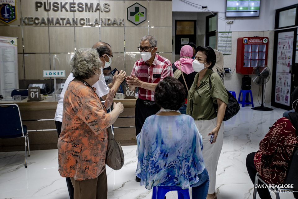 Elder citizen say goodbye to each other after they receive the third dose of Covid-19 vaccine at Cilandak Health Center in South Jakarta on January 14, 2022. (JG Photo/Yudha Baskoro)