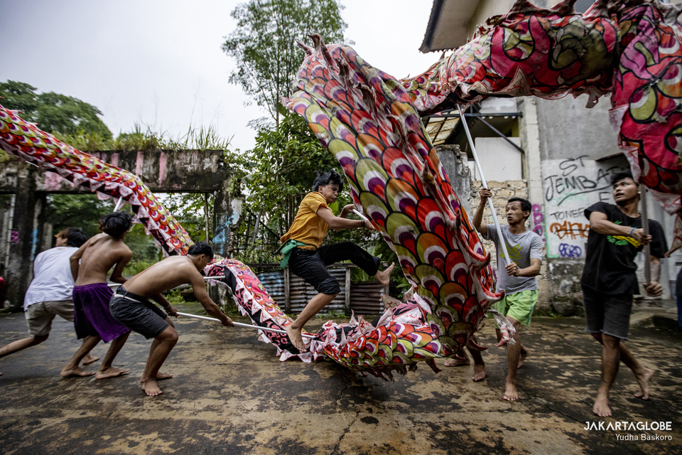 A skilled team of dancers demonstrate the corkscrew movement of a dragon puppet during a practice session for the Chinese New Year festivals in Bogor, West Java on January 15, 2022. (JG Photo/Yudha Baskoro) 