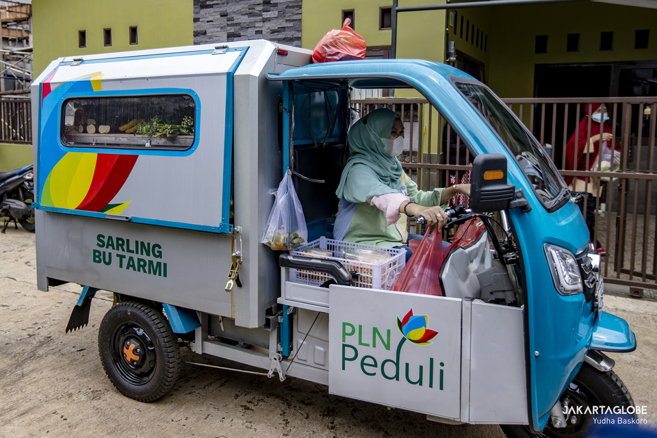 Yuni rides her electric cart near a neighborhood area in Srengseng Sawah, South Jakarta on January 20, 2022. (JG Photo/Yudha Baskoro)