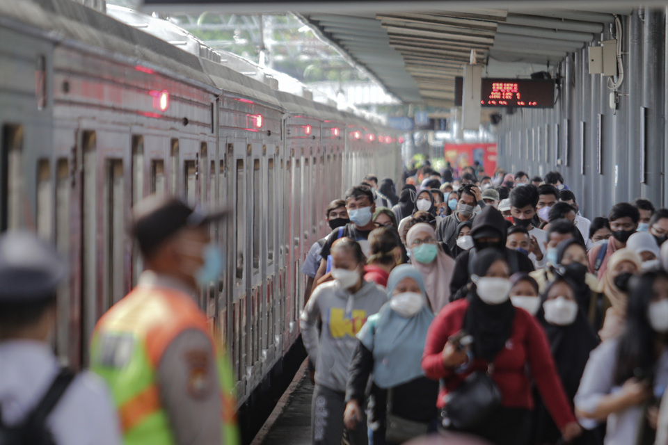 Hundreds of commuters arrive at Tangerang Railway Station in Tangerang, Banten, just at the outskirts of Jakarta on Jan 3, 2022. (Antara Photo/Fauzan)