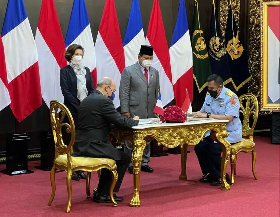 Chairman and CEO of Dassault Aviation Eric Trappier, and the Air Vice Marshal Yusuf Jauhari, the head of Defence Facilities Agency at the Ministry of Defence, signed the contract for the purchase of the 42 Rafale aircraft for Indonesia Military, witnessed by Minister of Defence Prabowo Subianto and his France counterpart Florence Parly in Jakarta on Feb 10. (Photo courtesy of Dassault Aviation)