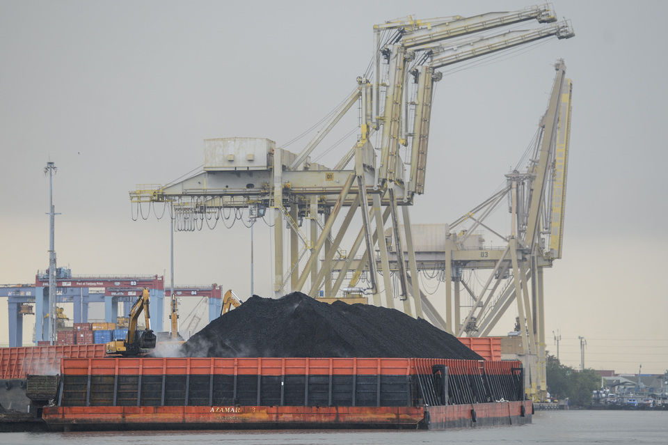 Workers unload coal from a barge at Tanjung Priok Port, North Jakarta, on Feb. 3, 2022. (Antara photo/M Risyal Hidayat)