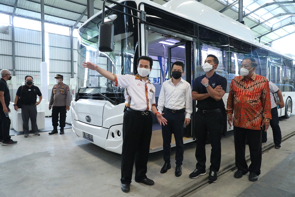 The launch of the strategic partnership between Vektr, Tri Sakti, and BYD for electric bus industrialization in Magelang, Central Java, on February 17, 2022. (From left to right) Tri Sakti director Andi Widodo, BYD managing director Indonesia & Malaysia Eagle Zhao, Bakrie & Brothers president director and chief executive officer Anindya Bakrie, and Tri Sakti president director Widodo. (Photo Courtesy of Bakrie & Brothers)