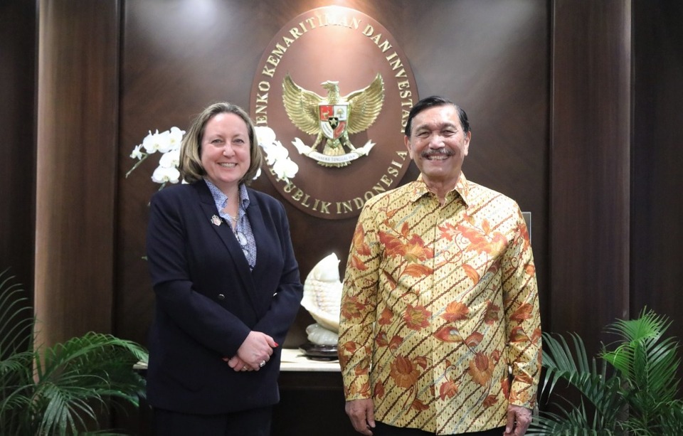 UK Trade Secretary Anne-Marie Trevelyan, left, is received by Chief Investment Minister Luhut Binsar Pandjaitan in Jakarta on February 23, 2022. (Photo courtesy of the UK Embassy)