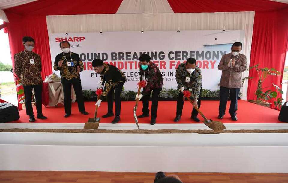 Sharp Electronics Indonesia, the local subsidiary of the Japanese electronics giant, holds a break ground event for its new air conditioner factory in Karawang, West Java, on Thursday. (Photo courtesy of Sharp Indonesia)