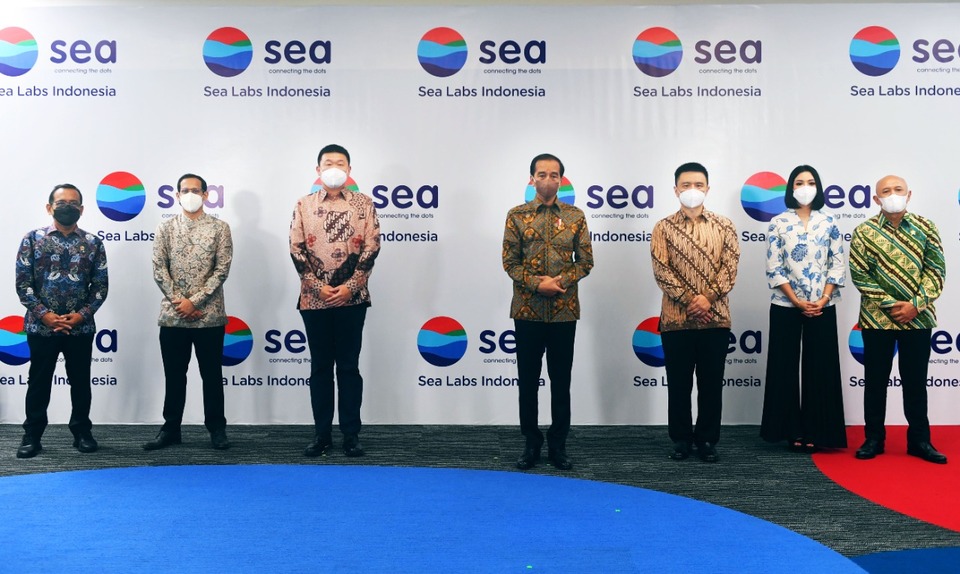 President Joko "Jokowi" Widodo, along with Chairman & Group CEO Sea Forrest Li (third from the left) inaugurates Sea Labs Indonesia at Pacific Century Place Office Tower in Jakarta on March 1, 2022. (Photo Courtesy of Sea Labs Indonesia)