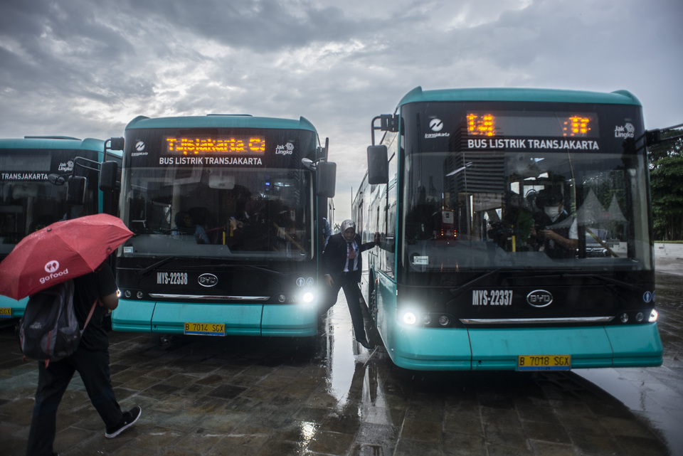 Electric buses are parked at the National Monument (Monas) Square in a ceremony marking their service with municipal land transport operator TransJakarta on March 8, 2022. (Antara Photo)
