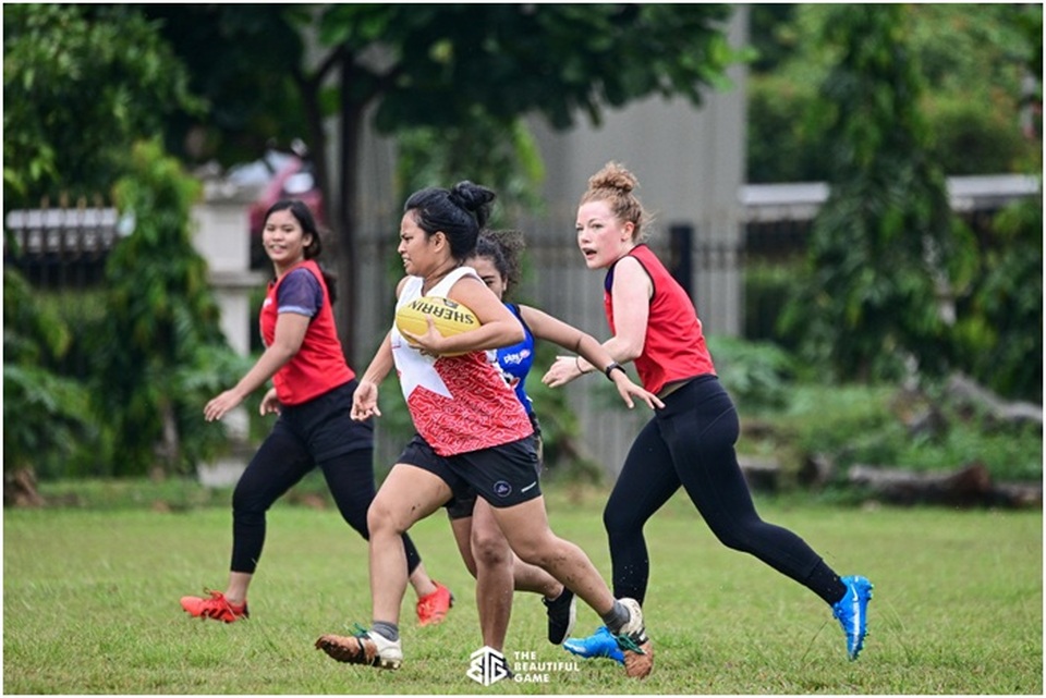Female members of Jakarta Bintangs Football Club play Australian Rules Football in Jakarta. (Photo courtesy of Jakarta Bintangs Football Club) 