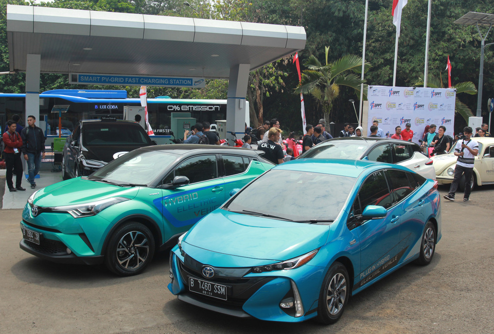 This 2019 file photo shows two electric cars waiting for their turn at a charging station operated by the Agency for the Assessment and Application of Technology (BPPT) in South Tangerang, Banten. (Antara Photo/Muhammad Iqbal)