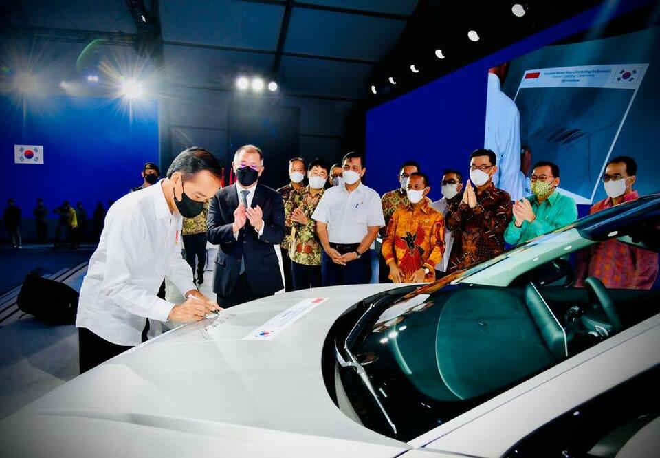 President Joko Widodo launches the electric car Hyundai Ioniq 5 at 
Hyundai Motor Manufacturing Indonesia, Bekasi, West Java on March 16, 2022. (Twitter @jokowi)