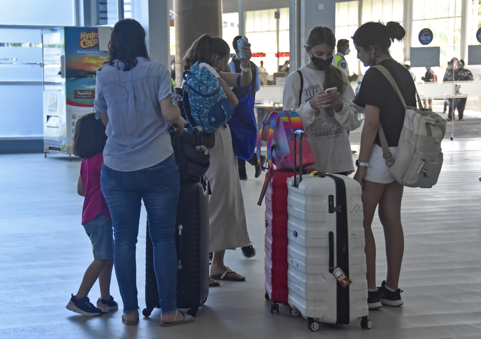 Several travelers arrive at Lombok International Airport in West Nusa Tenggara on Thursday, March 17, 2022. (Antara Photo/Ahmad Subaidi)