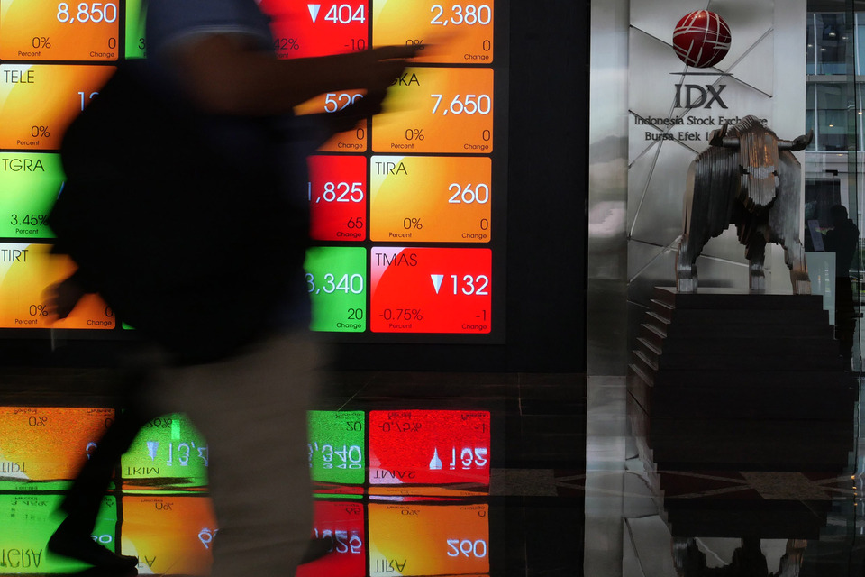 Men walk on a corridor in the Indonesia Stock Exchange building in Jakarta on July 16, 2021. (ID Photo/David Gita Roza)