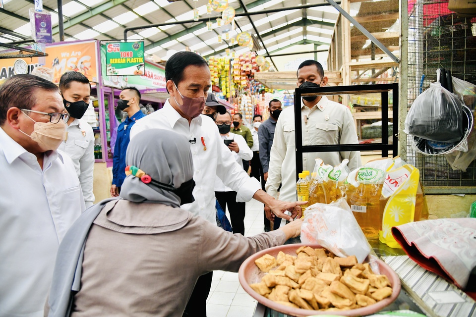 President Joko "Jokowi" Widodo, center, interacts with a trader at Tempurejo market in Magelang, Central Java, on Wednesday. (Photo courtesy Presidential Press Office/Laily Rachev)