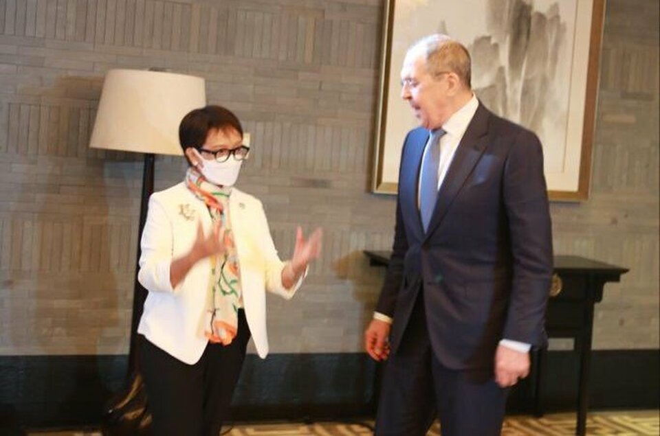 Indonesian Foreign Minister Retno Marsudi, left, meets with her Russian counterpart Sergey Lavrov in Tunxi, China, on March 30, 2022. (Photo Courtesy of the Indonesian Foreign Affairs Ministry)