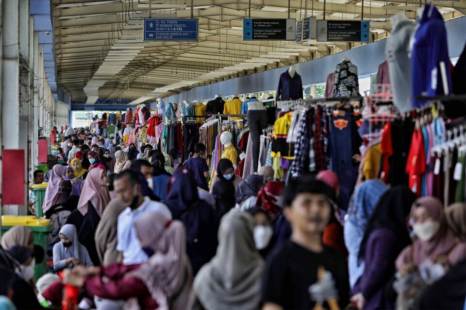 Customers return in droves to Jakarta's Tanah Abang market, the largest textile and garment market in Southeast Asia, on March 28, 2022, as the government eases the pandemic restrictions. (B1 Photo/Joanito de Saojoao)

