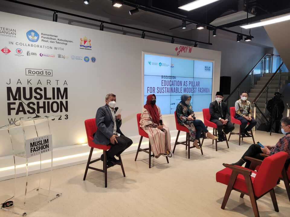 Asia Pacific Rayon holds a discussion at the Education as For Sustainable Modest Fashion at the Road to Jakarta Muslim Fashion Week event in Jakarta on March 6, 2022. (Photo Courtesy of APR)