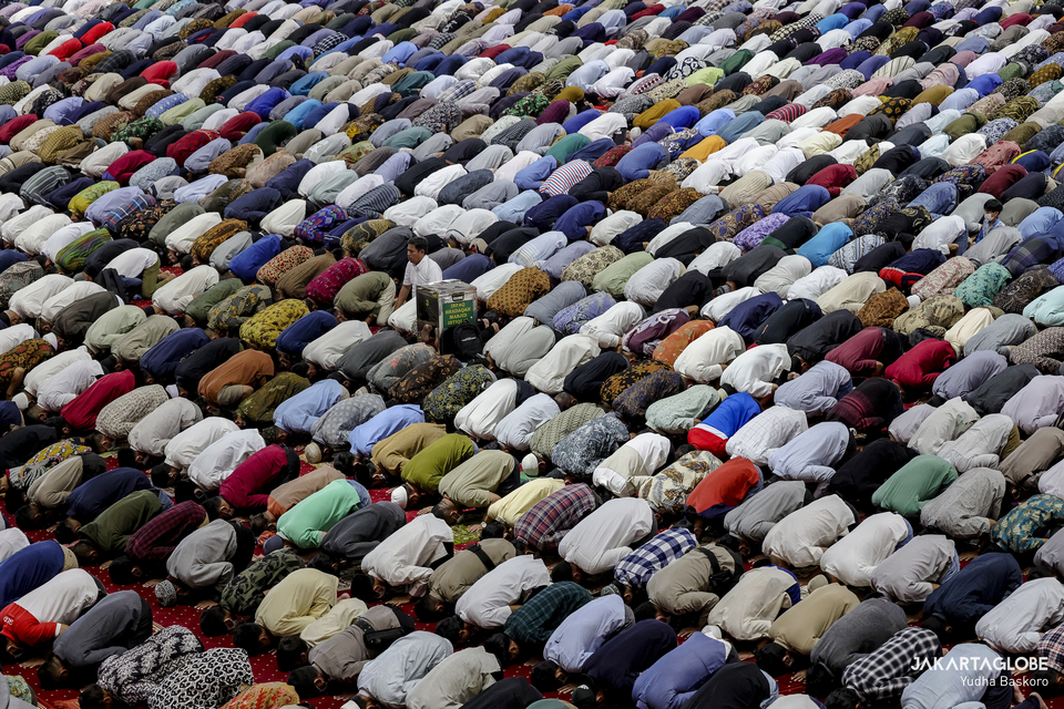 Muslims perform their first Friday prayer of this year's Ramadan at Istiqlal Mosque in Jakarta on April 8, 2022. (JG Photo/Yudha Baskoro)
