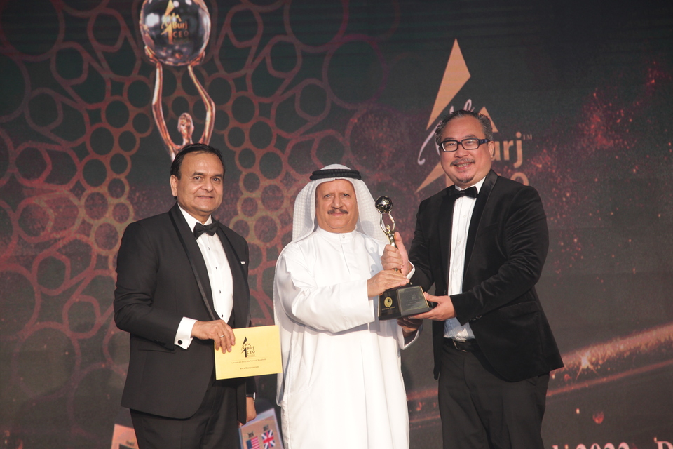 Rusmin Lawin, right, receives a Burj CEO Award in the Asia Real Estate Leadership Category during The Burj CEO Awards 2022 ceremony in Dubai on March 26. (Photo courtesy of CEO Clubs Network)