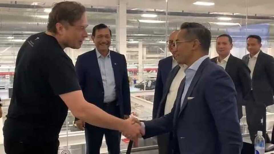 Tesla Chief Executive Officer Elon Musk, right, shakes hands with Indonesian businessman Anindya Bakrie, right, as he meets the Indonesian delegation led by Coordinating Minister for the Economic Affairs Luhut Binsar Pandjaitan, center, at the Tesla factory in Austin Texas on Tuesday. (Photo courtesy of Anindya Bakrie)
