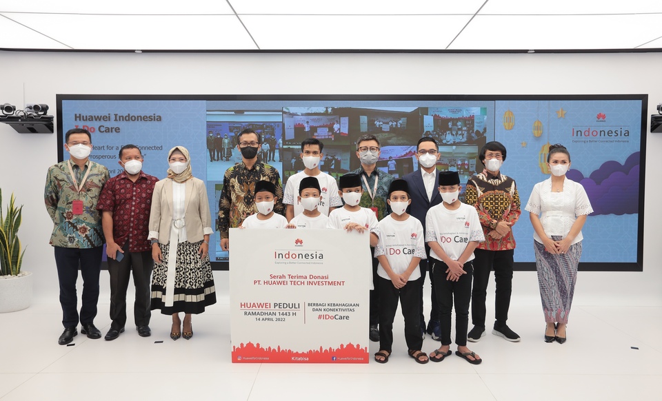 Huawei Indonesia announces donations to orphans across the country in Jakarta on April 16, 2022.
