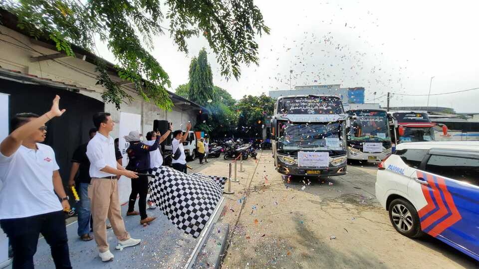 ExxonMobil Lubricants Indonesia (EMLI) send mechanics off to their hometowns at PO Sumber Alam Pool in Bekasi on April 30, 2022. EMLI in partnership with Ipomi are taking hundreds of mechanics and their families on free mudik trips. (Photo Courtesy of EMLI)