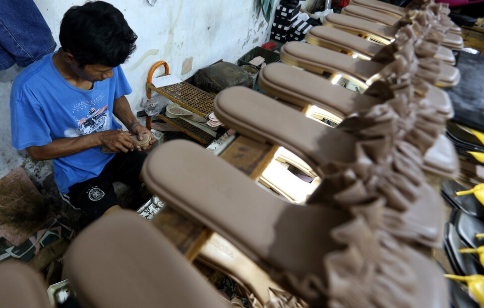 A worker makes women's sandals at a home shoe factory in South Tangerang, Banten, on Feb 22, 2022. (B1 Photo/Mohammad Defrizal)